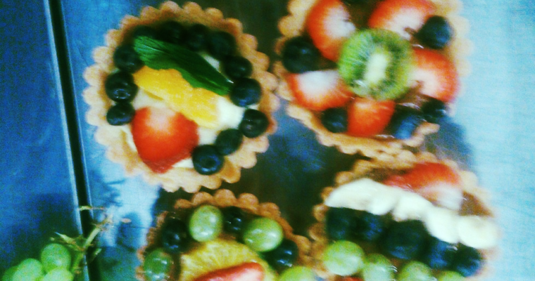Babeczki z kruchego ciasta z kremem i owocami