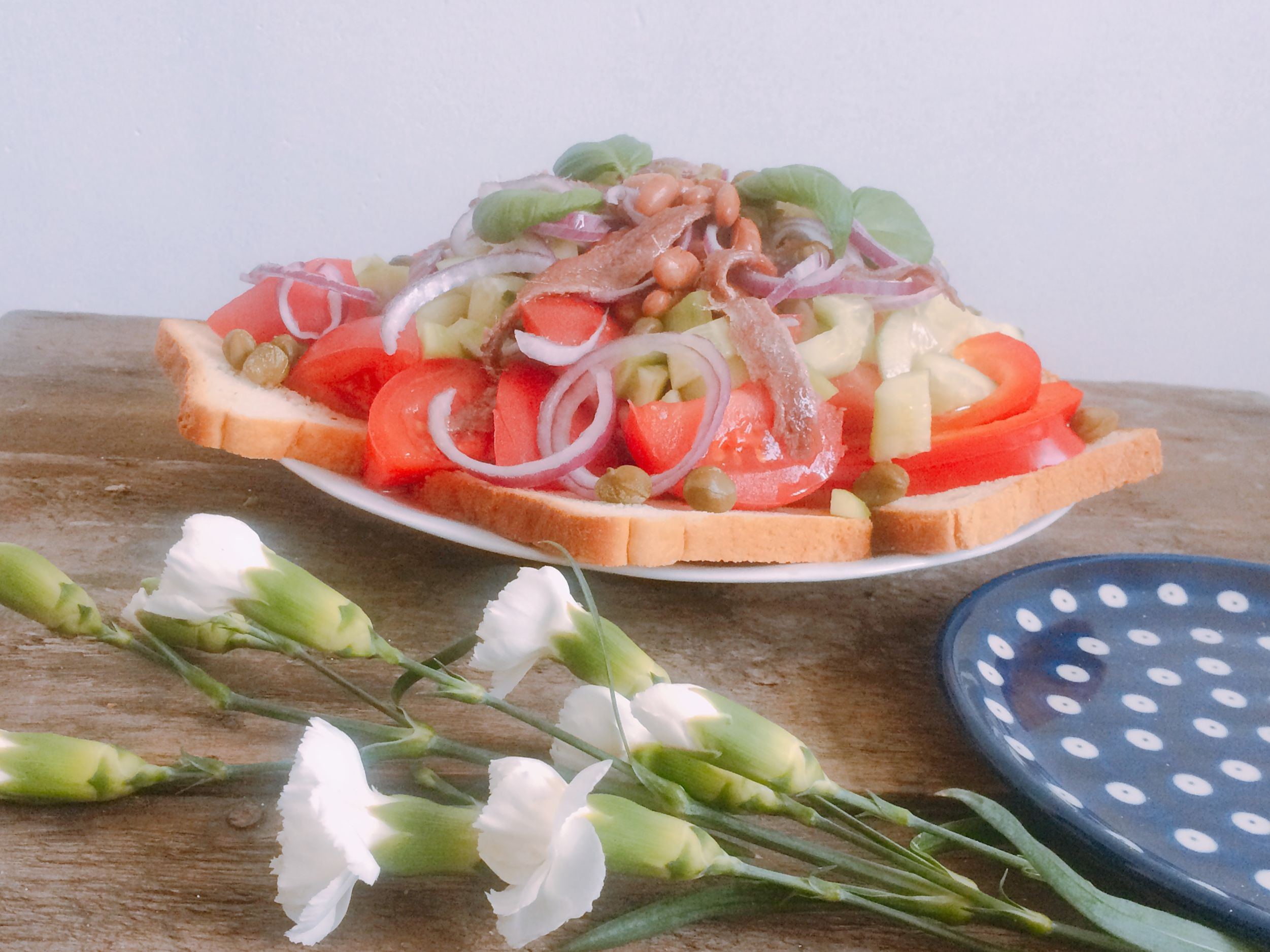 Panzanella – wersja zimowa sałatki z pomidorów i sucharków