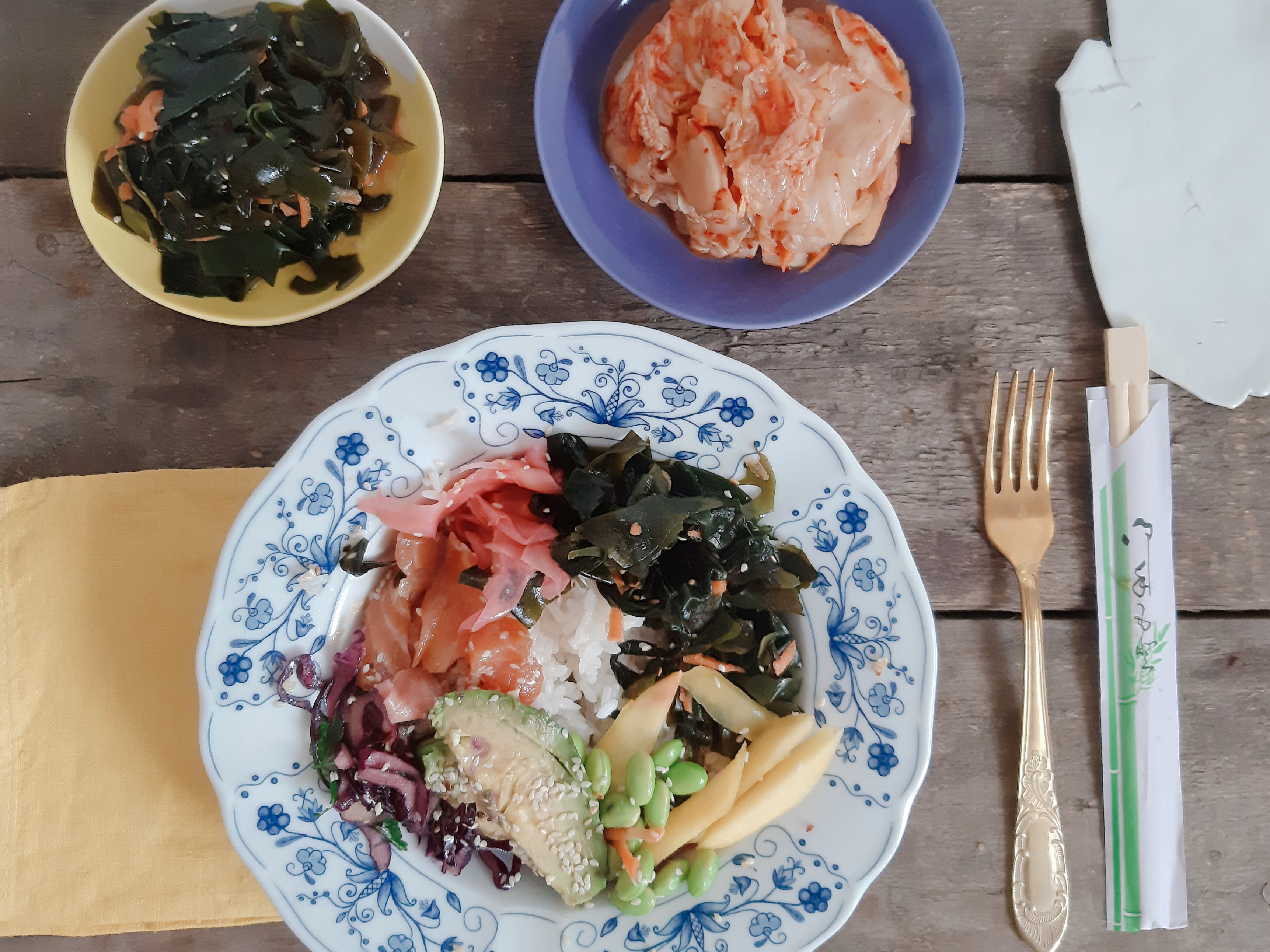 Niedzielny obiad  w stylu azjatyckim – miska z łososiem, kimchi i wakame