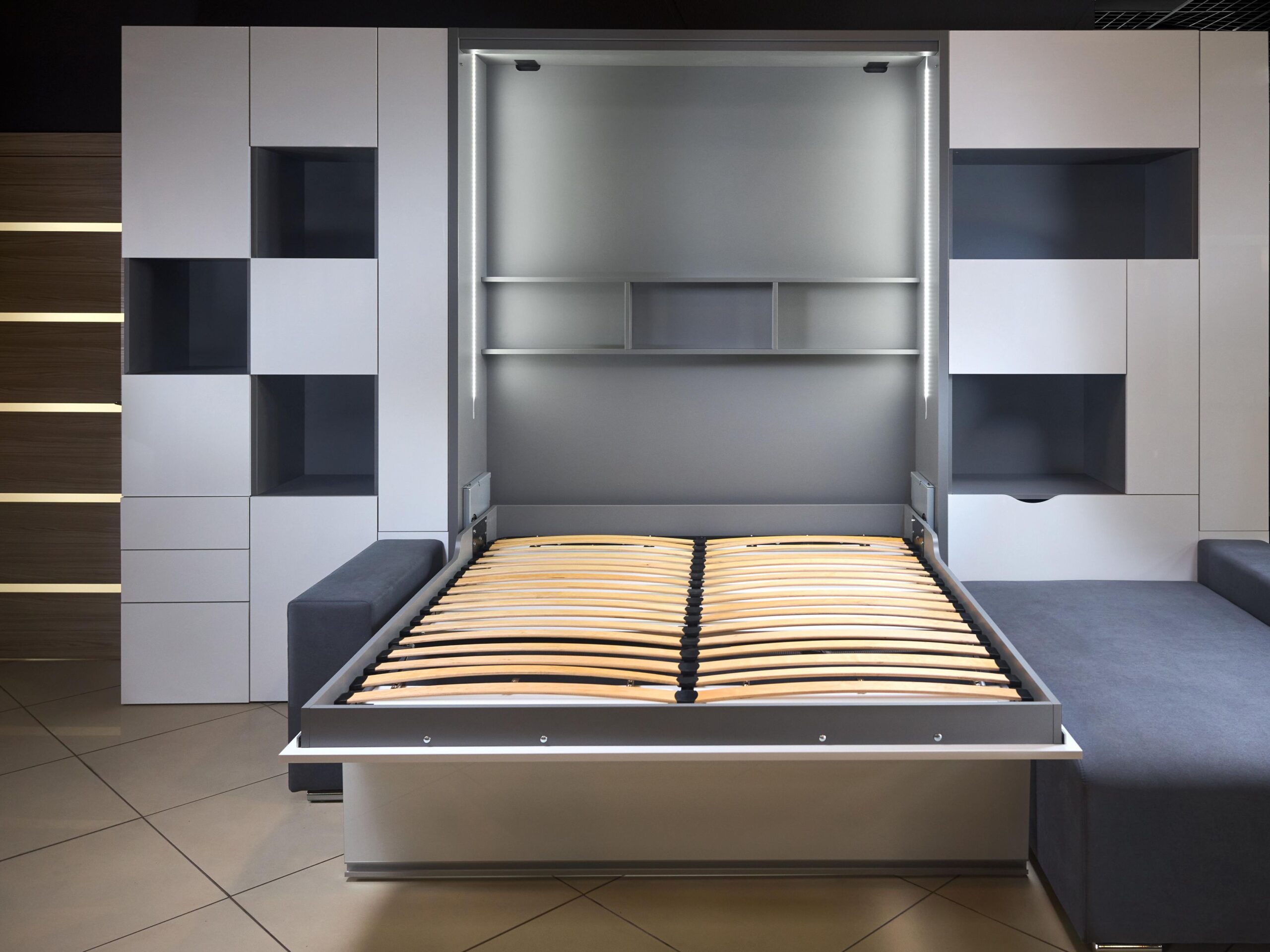 Łóżko podwieszane, chowane w suficie – nowoczesne rozwiązanie braku miejsca