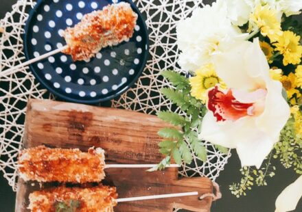Corn dog, czyli parówka w cieście, z czarnuszką i rozmarynem