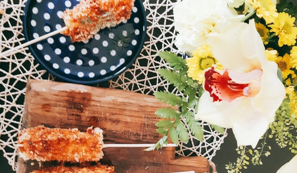 Corn dog, czyli parówka w cieście, z czarnuszką i rozmarynem