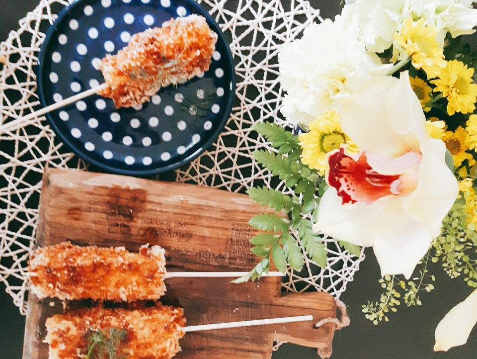 Corn dog, czyli parówka w cieście, z czarnuszką i rozmarynem