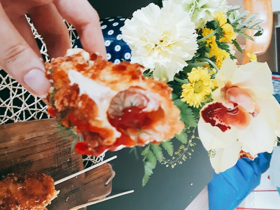 Corn dog, czyli parówka w cieście, z czarnuszką i rozmarynem