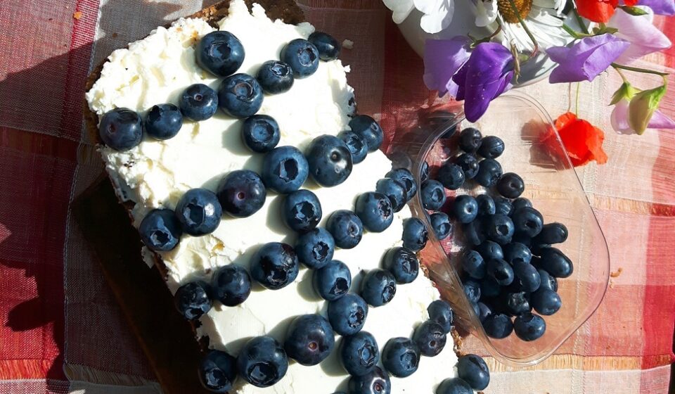 Ciasto z makiem, mascarpone i borówkami