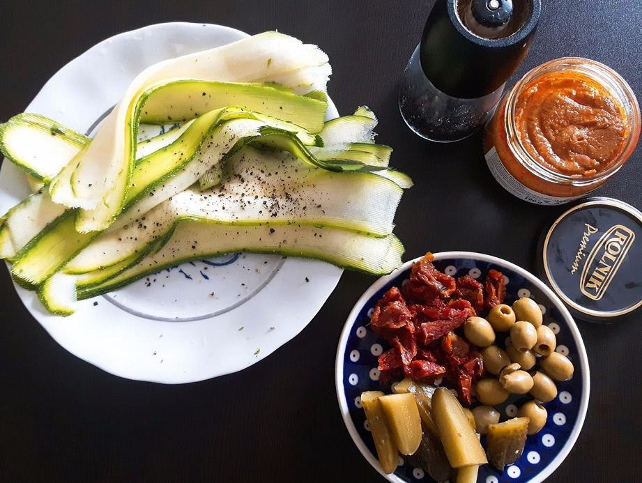 Roladki z cukinii z warzywami