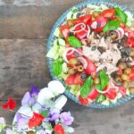 Pomidorowa sałatka panzanella z tuńczykiem