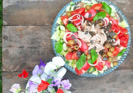 Pomidorowa sałatka panzanella z tuńczykiem