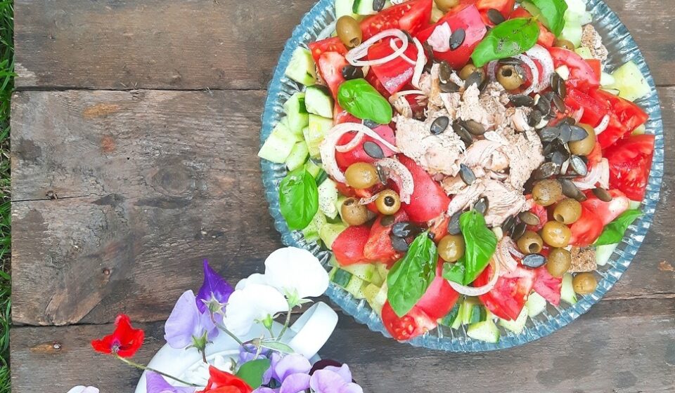 Pomidorowa sałatka panzanella z tuńczykiem