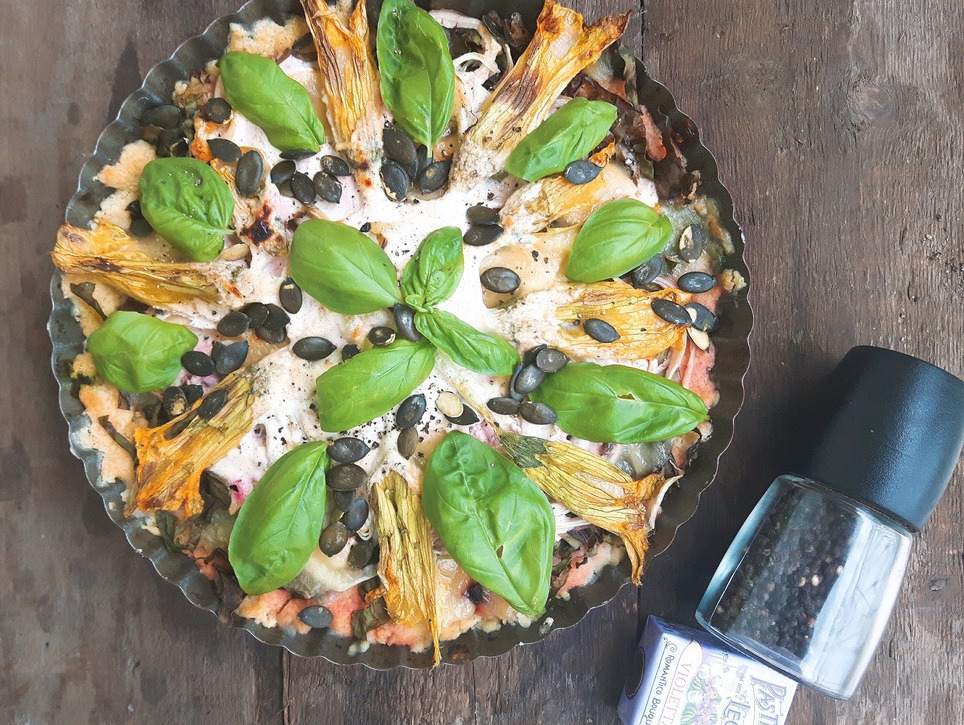 Tarta z boćwiną, mozzarellą i kwiatami cukinii