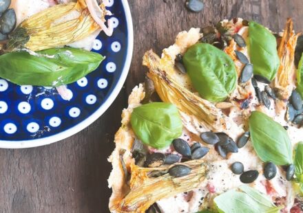 Tarta z boćwiną, mozzarellą i kwiatami cukinii