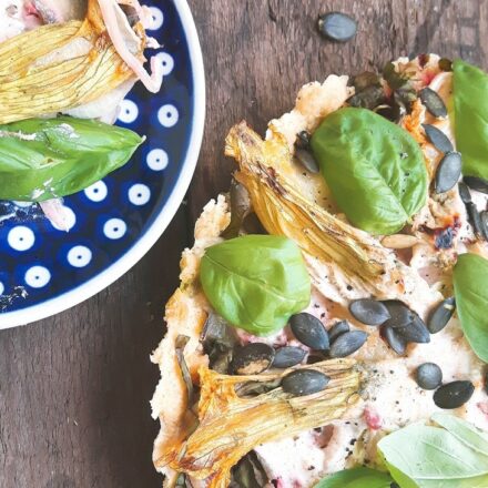 Tarta z boćwiną, mozzarellą i kwiatami cukinii
