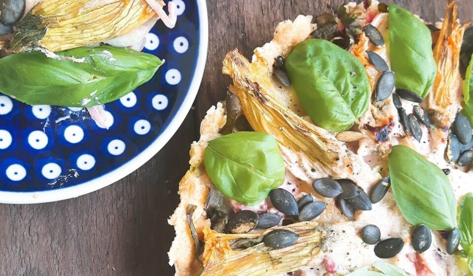 Tarta z boćwiną, mozzarellą i kwiatami cukinii