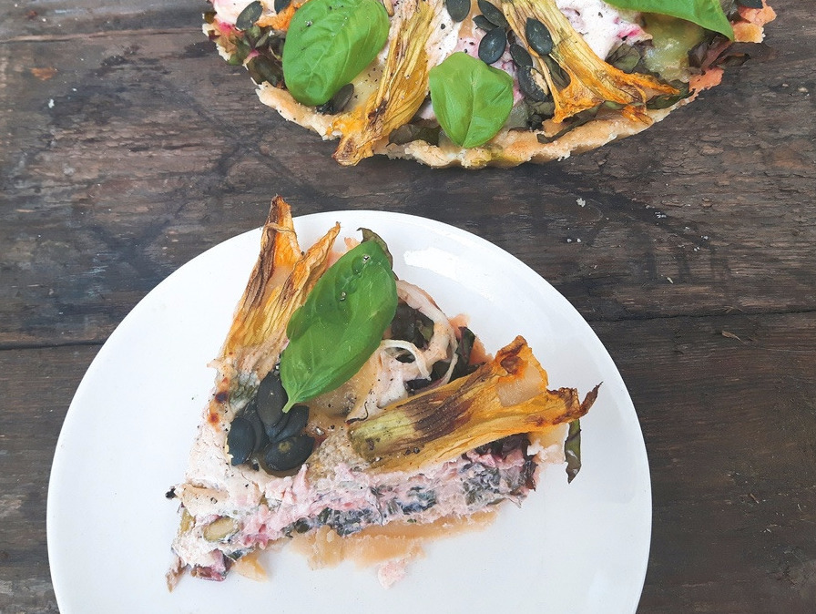 Tarta z boćwiną, mozzarellą i kwiatami cukinii