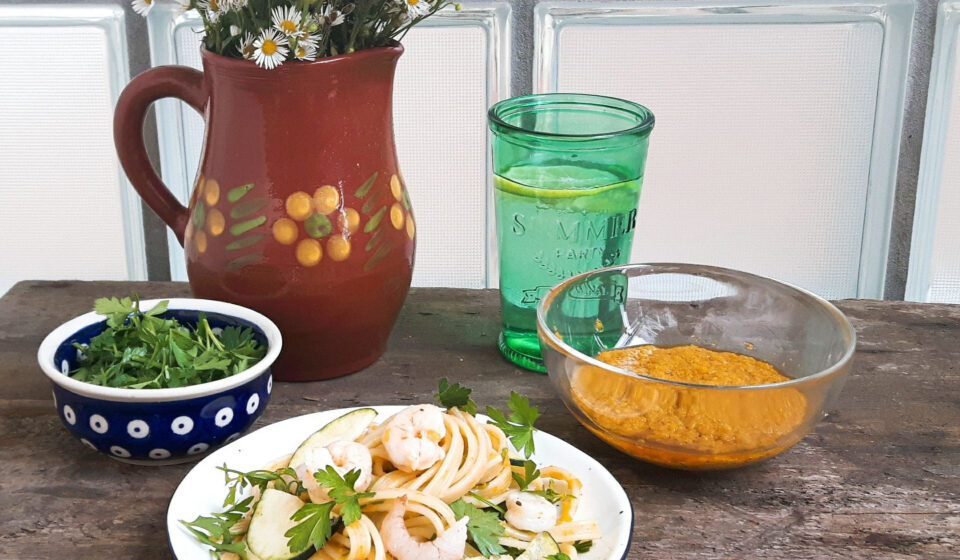 makaron z pesto z kwiatów cukinii