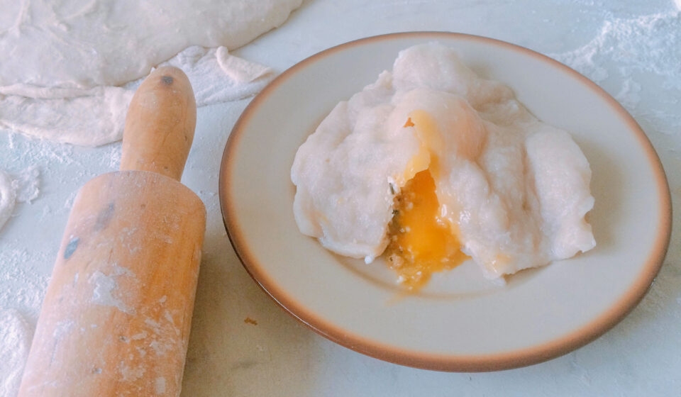 Raviolo z surowym żółtkiem