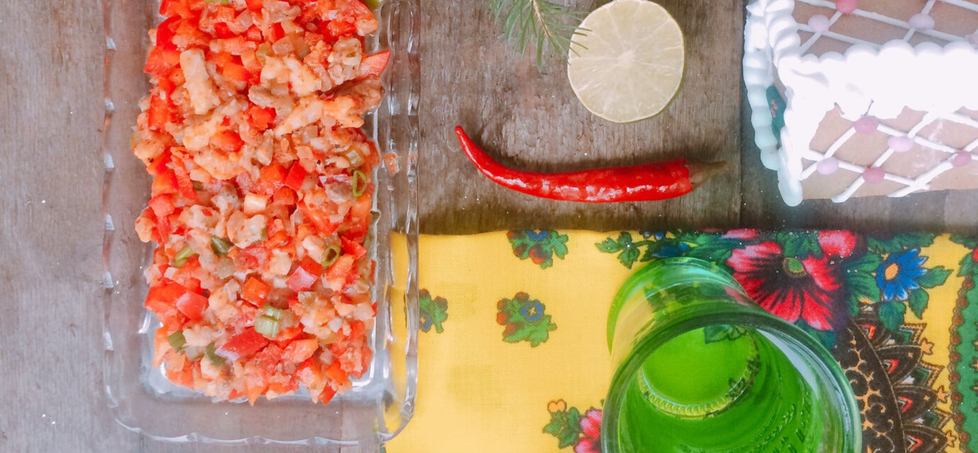 Przepis na tatara ze śledzia z papryką, ogórkiem i chilli
