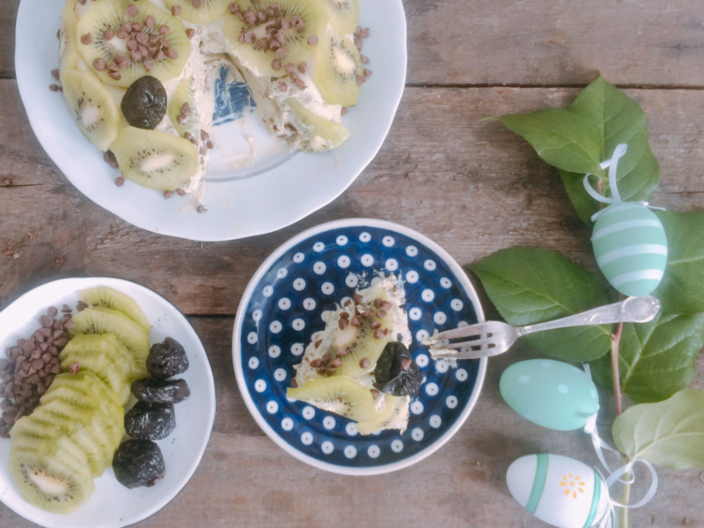 Pascha wielkanocna kiwi, śliwkami i matchą