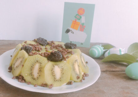 Pascha wielkanocna z kiwi, śliwkami i matchą