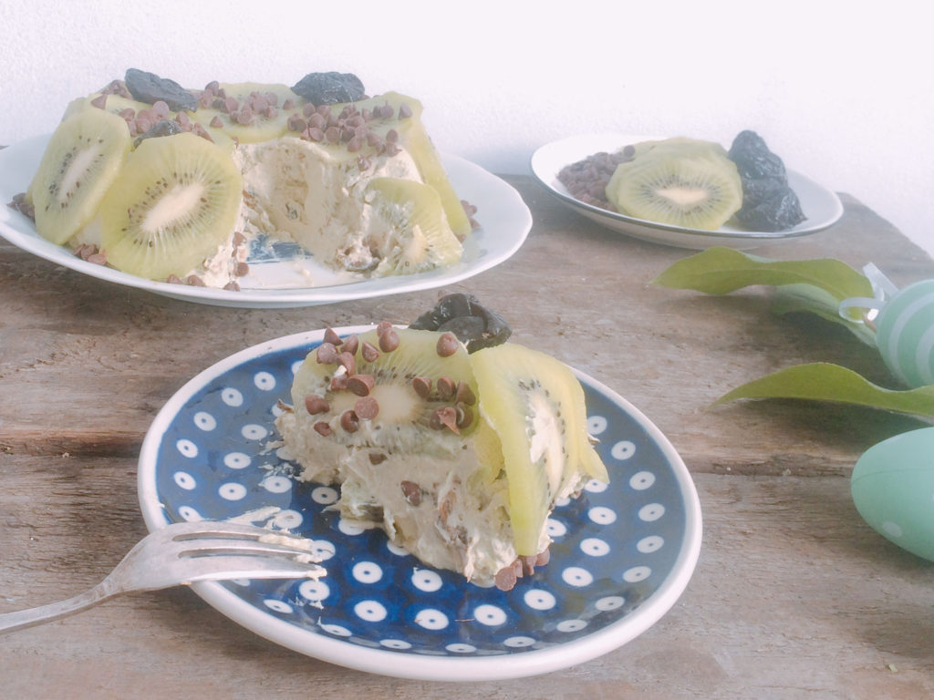 Pascha wielkanocna - twarożek z kiwi, śliwkami i matchą