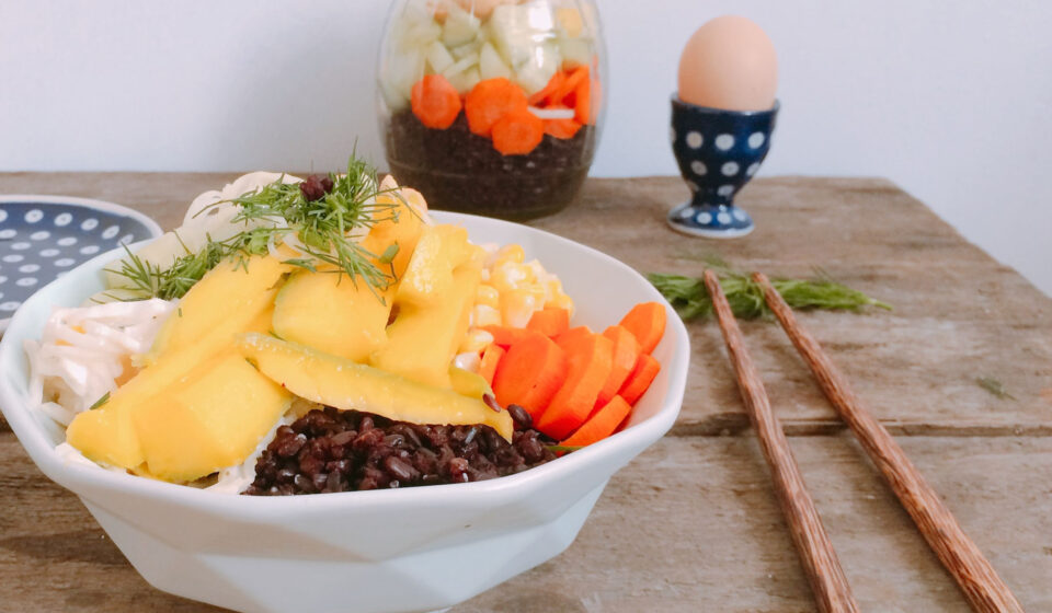 Sałatka z czarnego ryżu z mango i majonezem