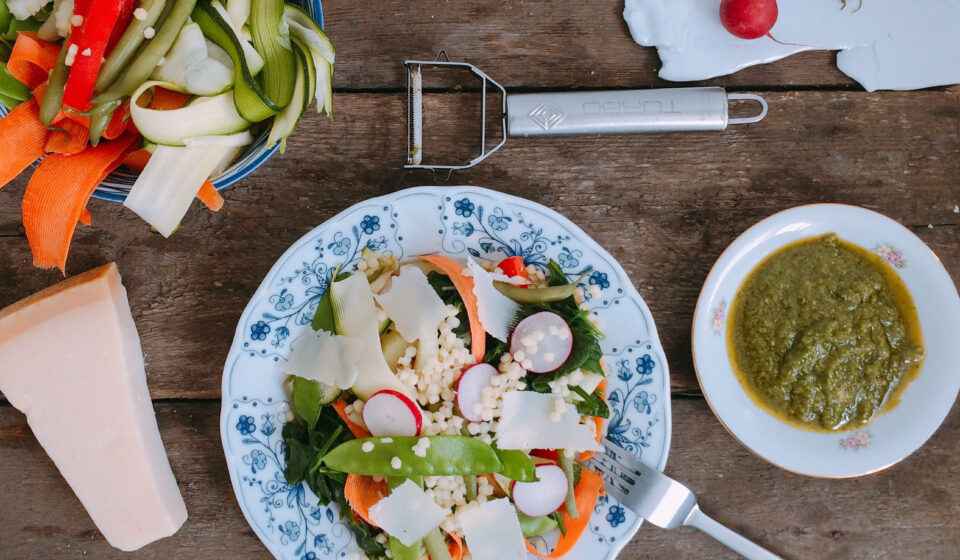 primavera z wiosennymi warzywami i pesto