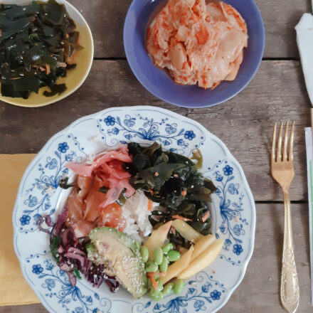 miska z łososiem, kimchi i wakame