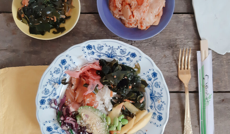 miska z łososiem, kimchi i wakame