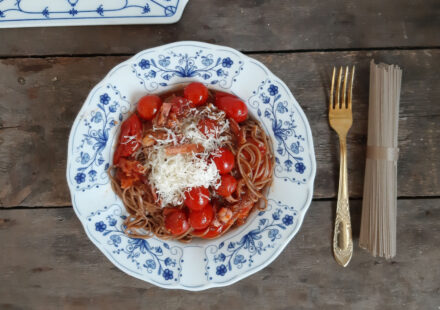 Makaron gryczany z sosem all’Amatriciana