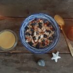 Owsianka z borówkami i płatkami migdałów