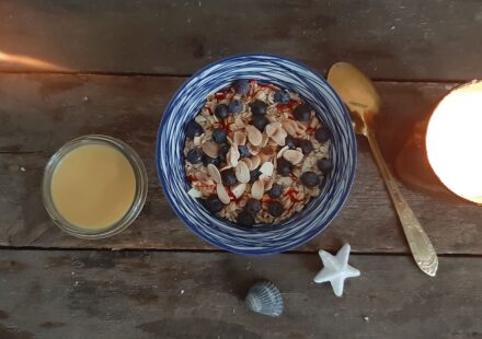 Owsianka z borówkami i płatkami migdałów