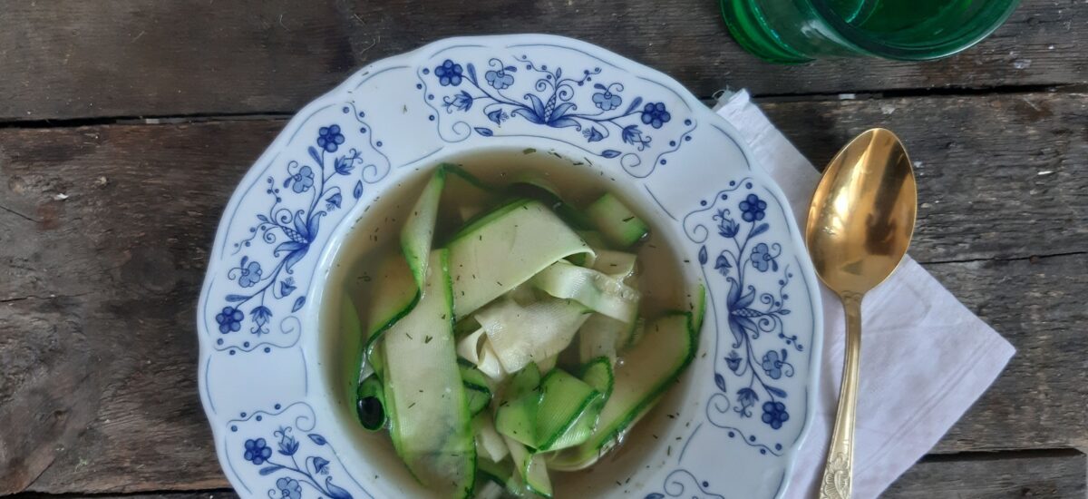 Zupa czosnkowa z cukinią na diecie dr Dąbrowskiej