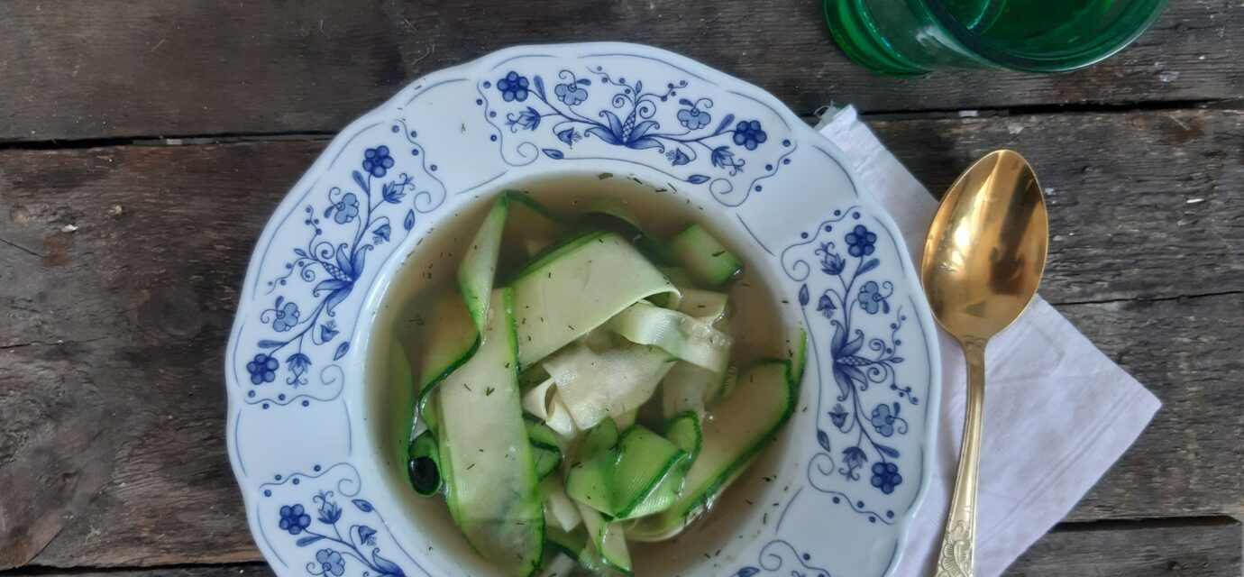 Zupa czosnkowa z cukinią na diecie dr Dąbrowskiej