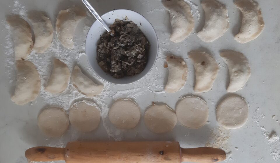 Pierogi z cebulą i makiem