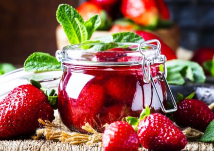 Frużelina truskawkowa - jak ją wykorzystać do domowych deserów?