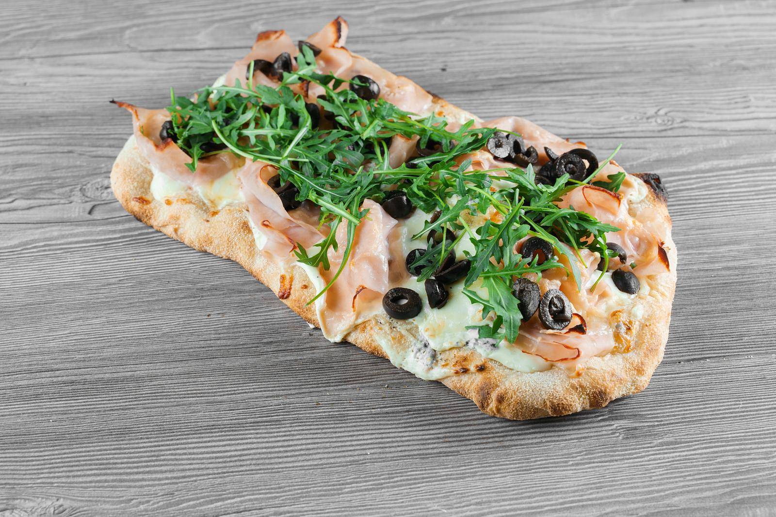 Pinsa, czyli pizza dla leniwych podbija Polskę. Przepis na włoski specjał